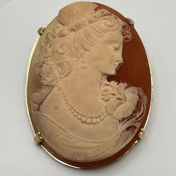 Vintage large hyper realistic plastic resin cameo gold tone oval brooch - Picture 2 of 9